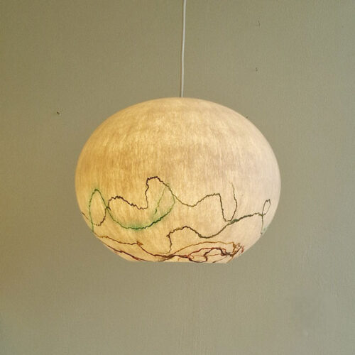 vilten lamp LO 40 met gekleurde lijnen